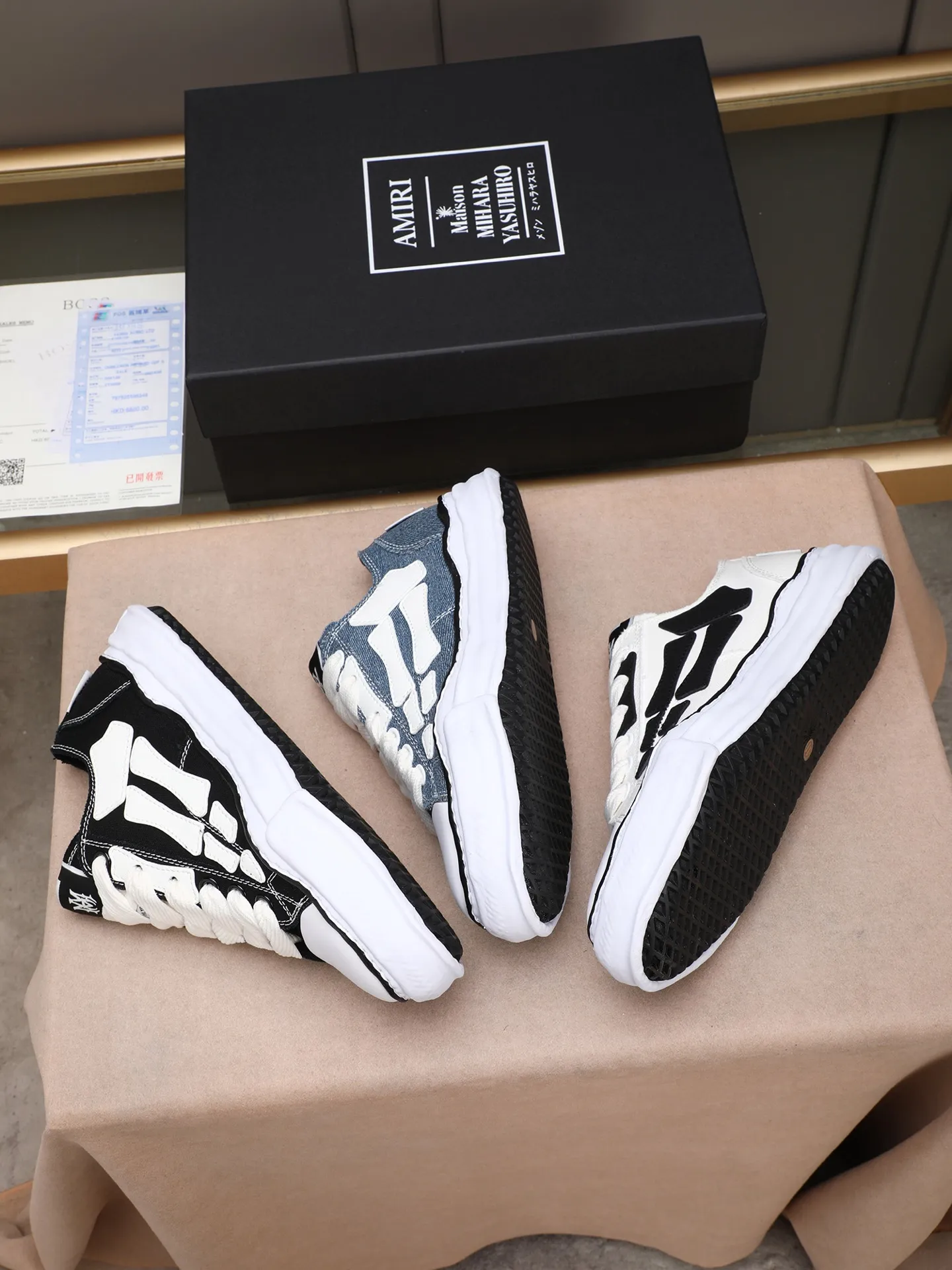 Men's shoes 💰520 AMIRI × Maison MIHARA YASUHIRO Bone Dissolving Shoes Brand Order Original Order Quality 🌈 AMIRIxMMY work together to launch joint shoes that cleverly integrate the classic designs of the two brands. The handmade clay mold soles and AMIRI's signature BONES leather embroidery details are a major feature of the shoes, showing unique craftsmanship and style 🚩 Material: upper original custom-made space Monica canvas! Lining: original technical cloth, outsole: original molded EVA foam bottom, code number: women's 35-39 (40, custom-made, non-refundable), men 39-44 (45, custom-made, non-refundable), full set of counter original packaging